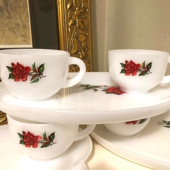 7568 Mid Century VTG 50's Federal Glass Milkglass Red Rose Snack Plates & Cups - Picture 9 of 16